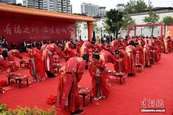 图为新人对拜仪式。中新社记者 吕明 摄 图为新人对拜仪式。中新社记者 吕明 摄