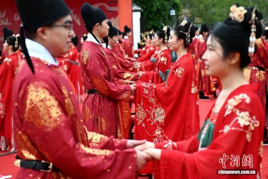 图为婚礼现场。中新社记者 吕明 摄 图为婚礼现场。中新社记者 吕明 摄