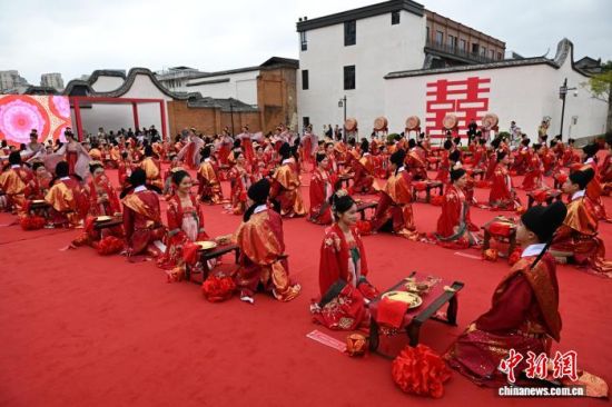 图为婚礼现场。中新社记者 吕明 摄 图为婚礼现场。中新社记者 吕明 摄