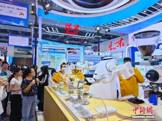 10ÔÂ26ÈÕÖÁ28ÈÕ£¬µÚÈý½ìÈ«¹ú²©Ê¿ºó´´Ð´´Òµ´óÈüÔÚ¸£½¨Ê¡ÈªÖÝÊоٰ졣ͼΪ´óÈüÕ¹¹ÝÄÚÖØÇìÕ¹ÇøµÄÖÇ¿§´óʦ»úÆ÷ÈËÏÖ³¡ÖÆ×÷¿§·È¡£ÁõÃÎÇà Éã 10ÔÂ26ÈÕÖÁ28ÈÕ£¬µÚÈý½ìÈ«¹ú²©Ê¿ºó´´Ð´´Òµ´óÈüÔÚ¸£½¨Ê¡ÈªÖÝÊоٰ졣ͼΪ´óÈüÕ¹¹ÝÄÚÖØÇìÕ¹ÇøµÄÖÇ¿§´óʦ»úÆ÷ÈËÏÖ³¡ÖÆ×÷¿§·È¡£ÁõÃÎÇà Éã