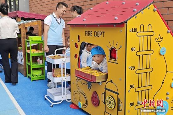 29ÈÕ£¬ÔÚÏÃÃÅÊÐÍÐÓý×ۺϷþÎñÖÐÐĺ£²×·ÖÖÐÐĵĽÇÉ«°çÑÝÇøÀº¢×ÓÃÇͨ¹ýÄ£Ä⻥¶¯ÅàÑøºÏ×÷½»ÍùÓëÓïÑÔ±í´ïÄÜÁ¦¡£¡¡Îâ¹Ú±ê Éã 29ÈÕ£¬ÔÚÏÃÃÅÊÐÍÐÓý×ۺϷþÎñÖÐÐĺ£²×·ÖÖÐÐĵĽÇÉ«°çÑÝÇøÀº¢×ÓÃÇͨ¹ýÄ£Ä⻥¶¯ÅàÑøºÏ×÷½»ÍùÓëÓïÑÔ±í´ïÄÜÁ¦¡£¡¡Îâ¹Ú±ê Éã