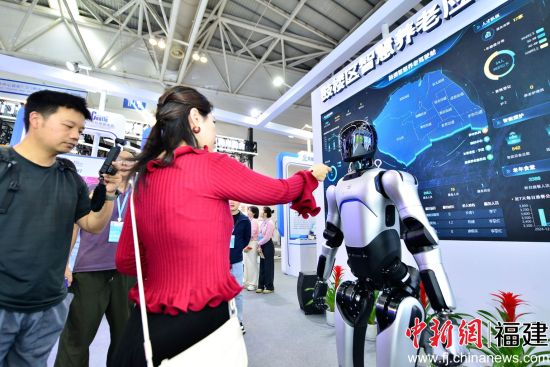 “小智”吸引观众关注。 中新网记者 张斌 摄 “小智”吸引观众关注。 中新网记者 张斌 摄