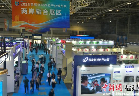 图为参观者在展馆内参观。中新网记者 张斌 摄 图为参观者在展馆内参观。中新网记者 张斌 摄