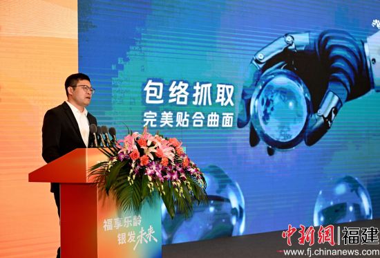 荣以刚发表演讲。中新网记者 吕明 摄 荣以刚发表演讲。中新网记者 吕明 摄