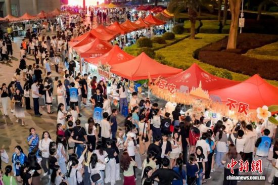 华侨大学校园文化“多元交融”,图为今年举办的国庆游园活动。华侨大学供图 华侨大学校园文化“多元交融”,图为今年举办的国庆游园活动。华侨大学供图