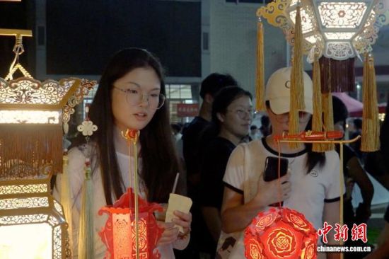 今年国庆中秋假期,华侨大学旅游学院2025级研究生张依祺(左)参加学校游园活动。华侨大学供图 今年国庆中秋假期,华侨大学旅游学院2025级研究生张依祺(左)参加学校游园活动。华侨大学供图