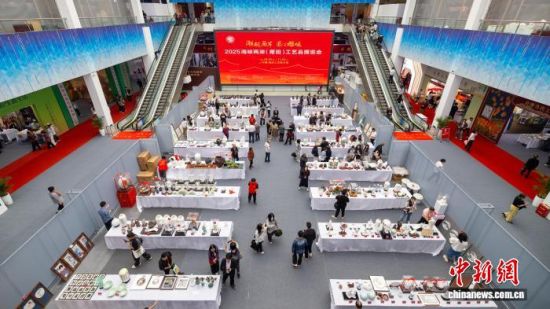 30日,2025海峡两岸(莆田)工艺品博览会在莆田开幕。 陈斌 摄 30日,2025海峡两岸(莆田)工艺品博览会在莆田开幕。 陈斌 摄