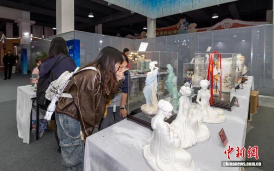 30日,游客正在参观2025海峡两岸(莆田)工艺品博览会展品。 陈斌 摄 30日,游客正在参观2025海峡两岸(莆田)工艺品博览会展品。 陈斌 摄