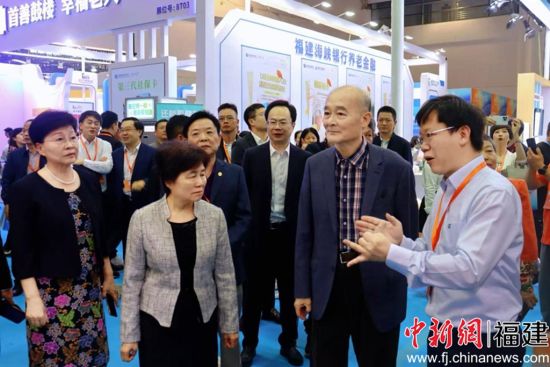 领导嘉宾参观了解“山海宁德·康养福地”展览馆。吴允杰 摄