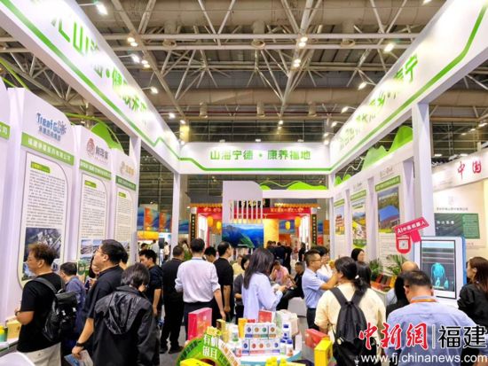 “山海宁德·康养福地”展览馆吸引众多市民参观体验。吴允杰 摄