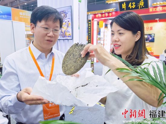 向游客介绍寿宁参展产品。林榕生 摄 向游客介绍寿宁参展产品。林榕生 摄