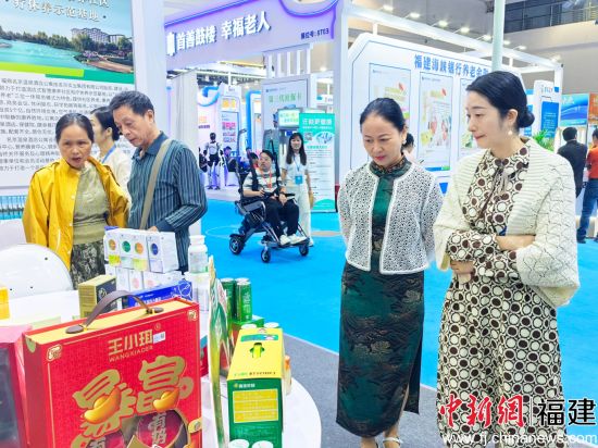 游客参观“山海宁德·康养福地”展馆。林榕生 摄 游客参观“山海宁德·康养福地”展馆。林榕生 摄