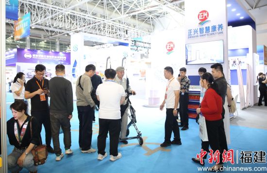 11月1 日,在正兴智慧养老展位,参观者体验并了解相关智能康复设备等。李南轩 摄 11月1 日,在正兴智慧养老展位,参观者体验并了解相关智能康复设备等。李南轩 摄