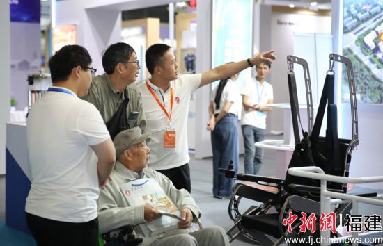 图为正兴集团工作人员向参观者介绍产品和服务。 图为正兴集团工作人员向参观者介绍产品和服务。