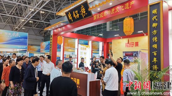 10月31日至11月2日,漳州片仔癀药业股份有限公司盛装亮相2025首届海峡养老产业博览会,图为10月31日展馆前人气旺盛。李南轩 摄 10月31日至11月2日,漳州片仔癀药业股份有限公司盛装亮相2025首届海峡养老产业博览会,图为10月31日展馆前人气旺盛。李南轩 摄