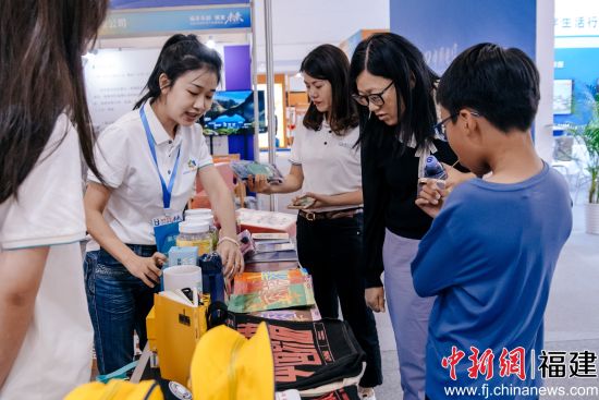 图为民众在漳州市文旅康养集团展位咨询了解。李南轩 摄 图为民众在漳州市文旅康养集团展位咨询了解。李南轩 摄