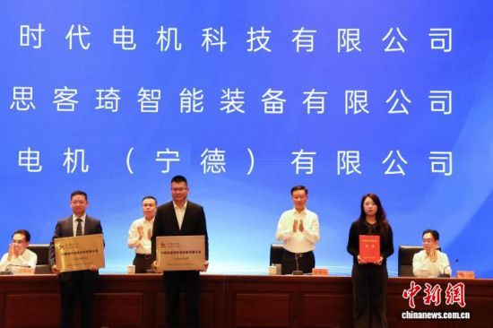 与会领导为获评第六批国家级专精特新“小巨人”企业和福建省级制造业单项冠军企业的企业代表授牌、颁发证书。吴允杰 摄 与会领导为获评第六批国家级专精特新“小巨人”企业和福建省级制造业单项冠军企业的企业代表授牌、颁发证书。吴允杰 摄