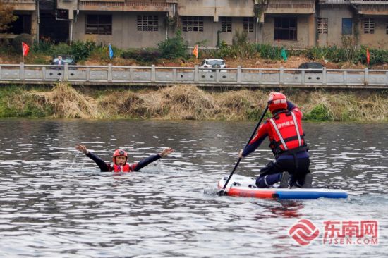 单人桨板救援模拟演练 朱城铖/摄 单人桨板救援模拟演练 朱城铖/摄