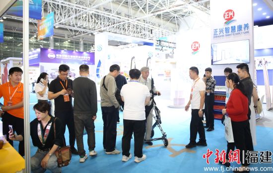 ¡¡¡¡Í¼ÎªÔÚÕýÐËÖÇ»ÛÑøÀÏÕ¹¹Ý£¬²Î¹ÛÕßÌåÑé²¢Á˽âÏà¹ØÖÇÄÜ¿µ¸´É豸µÈ¡£ÀîÄÏÐù Éã ¡¡¡¡Í¼ÎªÔÚÕýÐËÖÇ»ÛÑøÀÏÕ¹¹Ý£¬²Î¹ÛÕßÌåÑé²¢Á˽âÏà¹ØÖÇÄÜ¿µ¸´É豸µÈ¡£ÀîÄÏÐù Éã