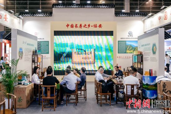 ¡¡¡¡Í¼ÎªÖйú³¤ÊÙÖ®ÏçÚ¯°²Õ¹¹Ý£¬²Î¹ÛÕßÓÆÈ»Âä×ù£¬¡°ÂýÌåÑ顱µ±µØ¿µÑø»ùµ×ºÍÎÄ»¯µ×ÔÌ¡£ÀîÄÏÐù Éã ¡¡¡¡Í¼ÎªÖйú³¤ÊÙÖ®ÏçÚ¯°²Õ¹¹Ý£¬²Î¹ÛÕßÓÆÈ»Âä×ù£¬¡°ÂýÌåÑ顱µ±µØ¿µÑø»ùµ×ºÍÎÄ»¯µ×ÔÌ¡£ÀîÄÏÐù Éã