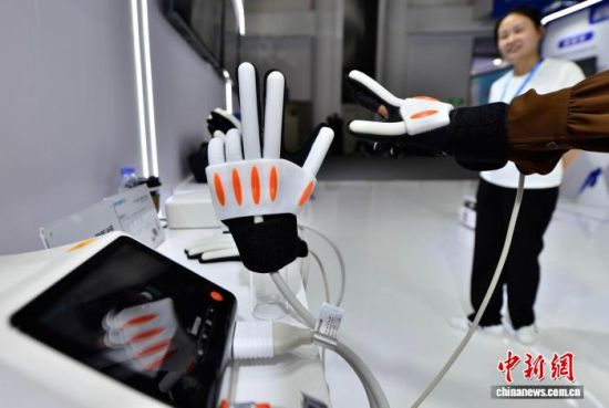 ͼΪº£Ï¿Àϲ©»áÕ¹¹ÝÄÚչʾµÄÊÖ¹¦ÄÜÈáÐÔ¾µÏñ¿µ¸´»úÆ÷ÈË¡£ÖÐÐÂÍø¼ÇÕß Õűó Éã ͼΪº£Ï¿Àϲ©»áÕ¹¹ÝÄÚչʾµÄÊÖ¹¦ÄÜÈáÐÔ¾µÏñ¿µ¸´»úÆ÷ÈË¡£ÖÐÐÂÍø¼ÇÕß Õűó Éã