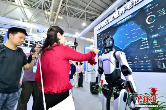 图为机器人向参观者介绍智慧养老应用。中新社记者 张斌 摄 图为机器人向参观者介绍智慧养老应用。中新社记者 张斌 摄