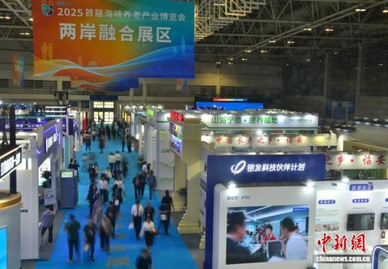 图为参观者在展馆内参观。中新社记者 张斌 摄 图为参观者在展馆内参观。中新社记者 张斌 摄