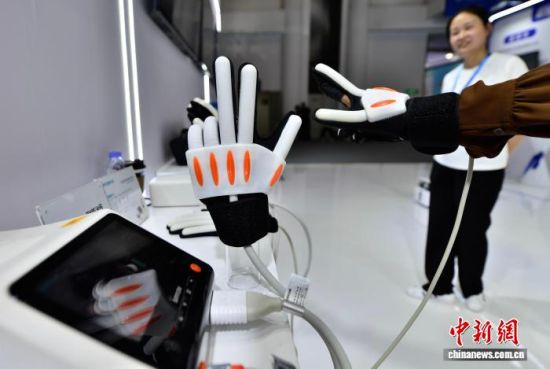 图为展馆内展示的手功能柔性镜像康复机器人。中新社记者 张斌 摄 图为展馆内展示的手功能柔性镜像康复机器人。中新社记者 张斌 摄