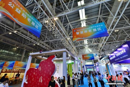 图为参观者在展馆内参观。中新社记者 张斌 摄 图为参观者在展馆内参观。中新社记者 张斌 摄