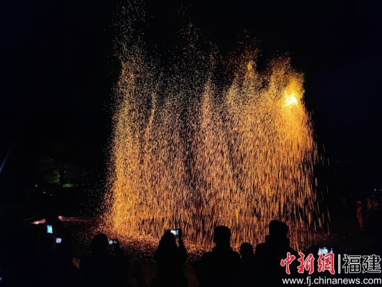 “畲族火凤凰习俗”表演。甘叶斌 摄 “畲族火凤凰习俗”表演。甘叶斌 摄