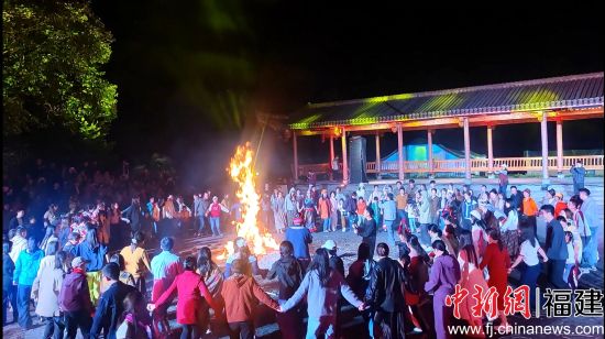 篝火舞活动现场。甘叶斌 摄 篝火舞活动现场。甘叶斌 摄