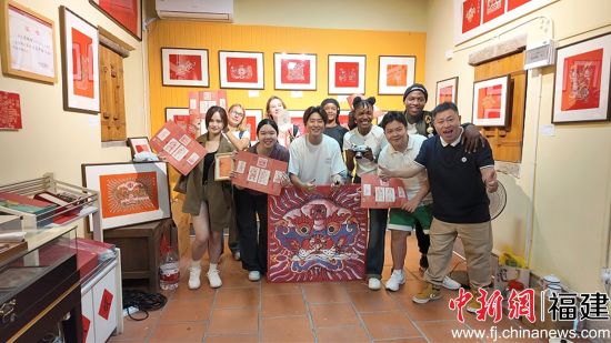 闽南师范大学海外教育学院国际师生在闽南水乡参观木版年画作品。林福佳 摄 闽南师范大学海外教育学院国际师生在闽南水乡参观木版年画作品。林福佳 摄