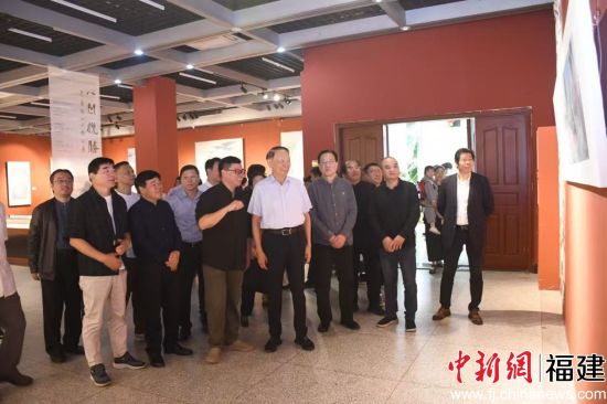 吴建福为省领导讲解作品。陈菟摄 吴建福为省领导讲解作品。陈菟摄