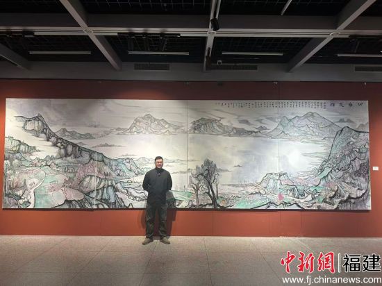 作者在画作前。陈莬 摄 作者在画作前。陈莬 摄