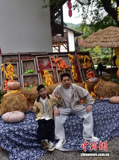 图为晒秋现场。中新网记者 张丽君 摄 图为晒秋现场。中新网记者 张丽君 摄