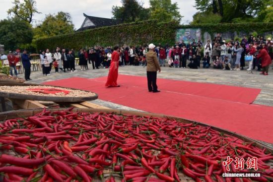 图为顺昌县大干镇上湖村晒秋活动现场。中新网记者 张丽君 摄 图为顺昌县大干镇上湖村晒秋活动现场。中新网记者 张丽君 摄