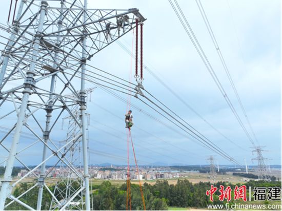 10月24日,国网福州供电公司输电带电作业人员对500千伏玉顶Ⅰ路20号塔下相绝缘子进行带电更换,保障电网安全稳定运行。陈德钧 摄 10月24日,国网福州供电公司输电带电作业人员对500千伏玉顶Ⅰ路20号塔下相绝缘子进行带电更换,保障电网安全稳定运行。陈德钧 摄