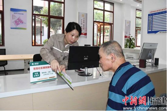 9月15日,国网福州供电公司台江供电分部工作人员走进苍霞社区,为社区居民办理电力服务。洪翠同 摄 9月15日,国网福州供电公司台江供电分部工作人员走进苍霞社区,为社区居民办理电力服务。洪翠同 摄