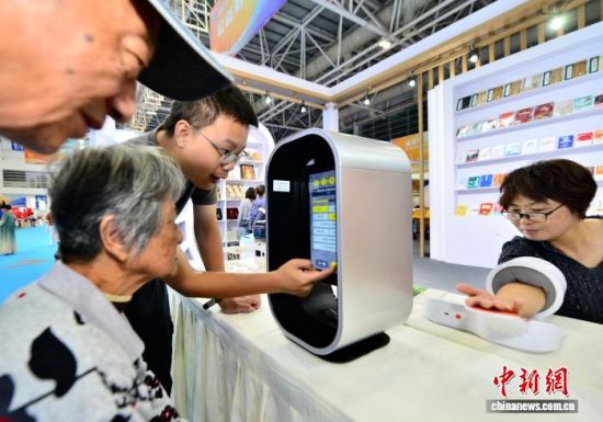 11ÔÂ1ÈÕ£¬¹¤×÷ÈËÔ±ÏòÊÐÃñ½éÉܼì²âÌåÖʵijÉÈËÖÐÒ½AIËÄÕïÒÇ¡£ÖÐÐÂÉç¼ÇÕß Õűó Éã 11ÔÂ1ÈÕ£¬¹¤×÷ÈËÔ±ÏòÊÐÃñ½éÉܼì²âÌåÖʵijÉÈËÖÐÒ½AIËÄÕïÒÇ¡£ÖÐÐÂÉç¼ÇÕß Õűó Éã