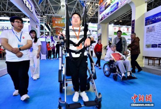 11ÔÂ1ÈÕ£¬¹¤×÷ÈËÔ±ÔÚÕ¹¹ÝÄÚչʾ¿µ¸´ÖúÐÐÆ÷²úÆ·¡£ÖÐÐÂÉç¼ÇÕß Õűó Éã 11ÔÂ1ÈÕ£¬¹¤×÷ÈËÔ±ÔÚÕ¹¹ÝÄÚչʾ¿µ¸´ÖúÐÐÆ÷²úÆ·¡£ÖÐÐÂÉç¼ÇÕß Õűó Éã