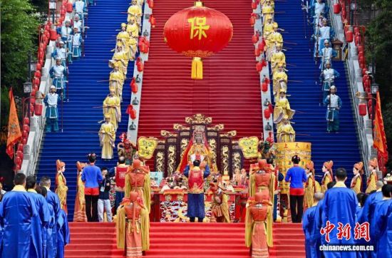 11月2日,信众在妈祖祭典上拜谒妈祖。中新社记者 王东明 摄 11月2日,信众在妈祖祭典上拜谒妈祖。中新社记者 王东明 摄