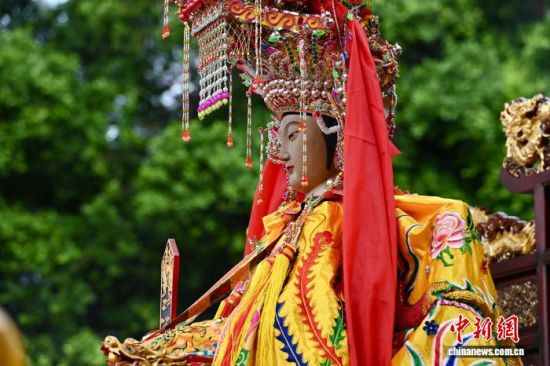 11月2日,妈祖祭典上的妈祖金身。中新社记者 王东明 摄 11月2日,妈祖祭典上的妈祖金身。中新社记者 王东明 摄
