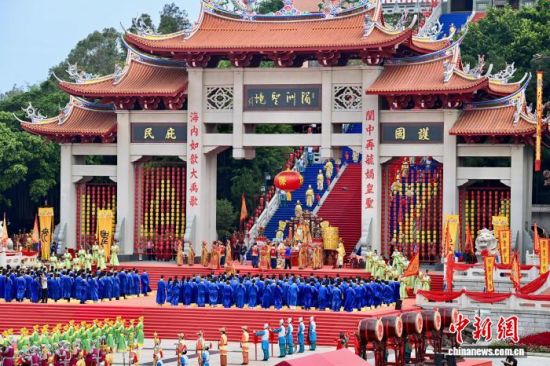 11月2日,信众在妈祖祭典上拜谒妈祖。中新社记者 王东明 摄 11月2日,信众在妈祖祭典上拜谒妈祖。中新社记者 王东明 摄