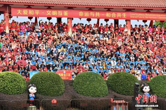 11月2日,海内外信众参加秋祭妈祖大典。中新社记者 王东明 摄 11月2日,海内外信众参加秋祭妈祖大典。中新社记者 王东明 摄