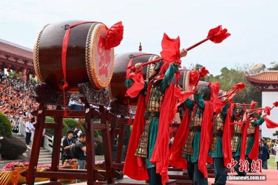 11月2日,妈祖祭典上的乐舞表演。中新社记者 王东明 摄 11月2日,妈祖祭典上的乐舞表演。中新社记者 王东明 摄