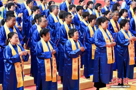 11月2日,信众在妈祖祭典上拜谒妈祖。中新社记者 王东明 摄 11月2日,信众在妈祖祭典上拜谒妈祖。中新社记者 王东明 摄