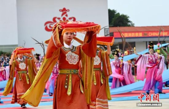 11月2日,参加秋祭妈祖大典工作人员向妈祖敬献贡品。中新社记者 王东明 摄 11月2日,参加秋祭妈祖大典工作人员向妈祖敬献贡品。中新社记者 王东明 摄