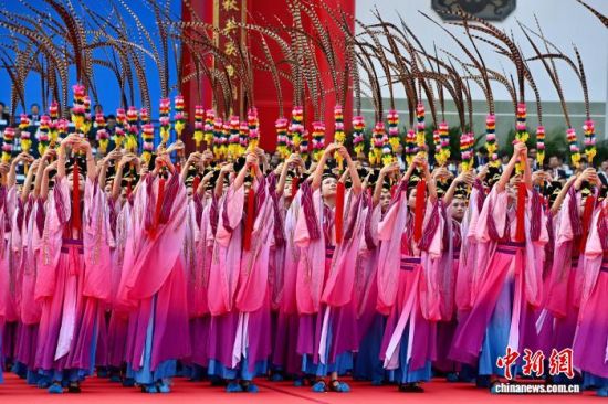 11月2日,妈祖祭典上的乐舞表演。中新社记者 王东明 摄 11月2日,妈祖祭典上的乐舞表演。中新社记者 王东明 摄