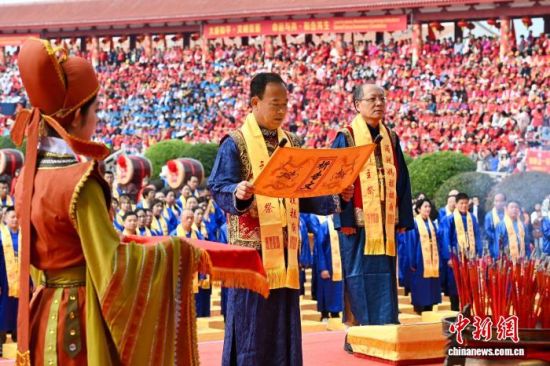 11月2日,主祭人在妈祖祭典上颂读祈告文。中新社记者 王东明 摄 11月2日,主祭人在妈祖祭典上颂读祈告文。中新社记者 王东明 摄