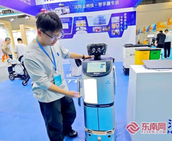 ¹¤×÷ÈËÔ±½éÉÜ¡°±¿Ð¡±¦¡±ÖÇÄÜ»úÆ÷ÈË¡£ ¹¤×÷ÈËÔ±½éÉÜ¡°±¿Ð¡±¦¡±ÖÇÄÜ»úÆ÷ÈË¡£